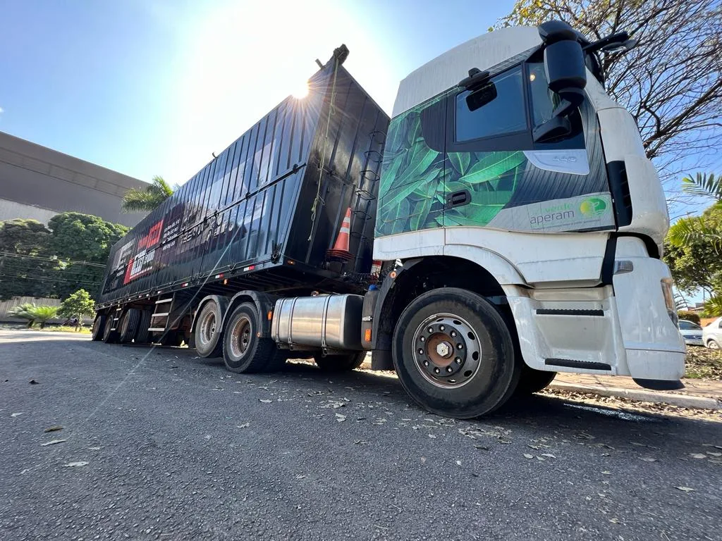 Caminhão baú para transporte de carvão