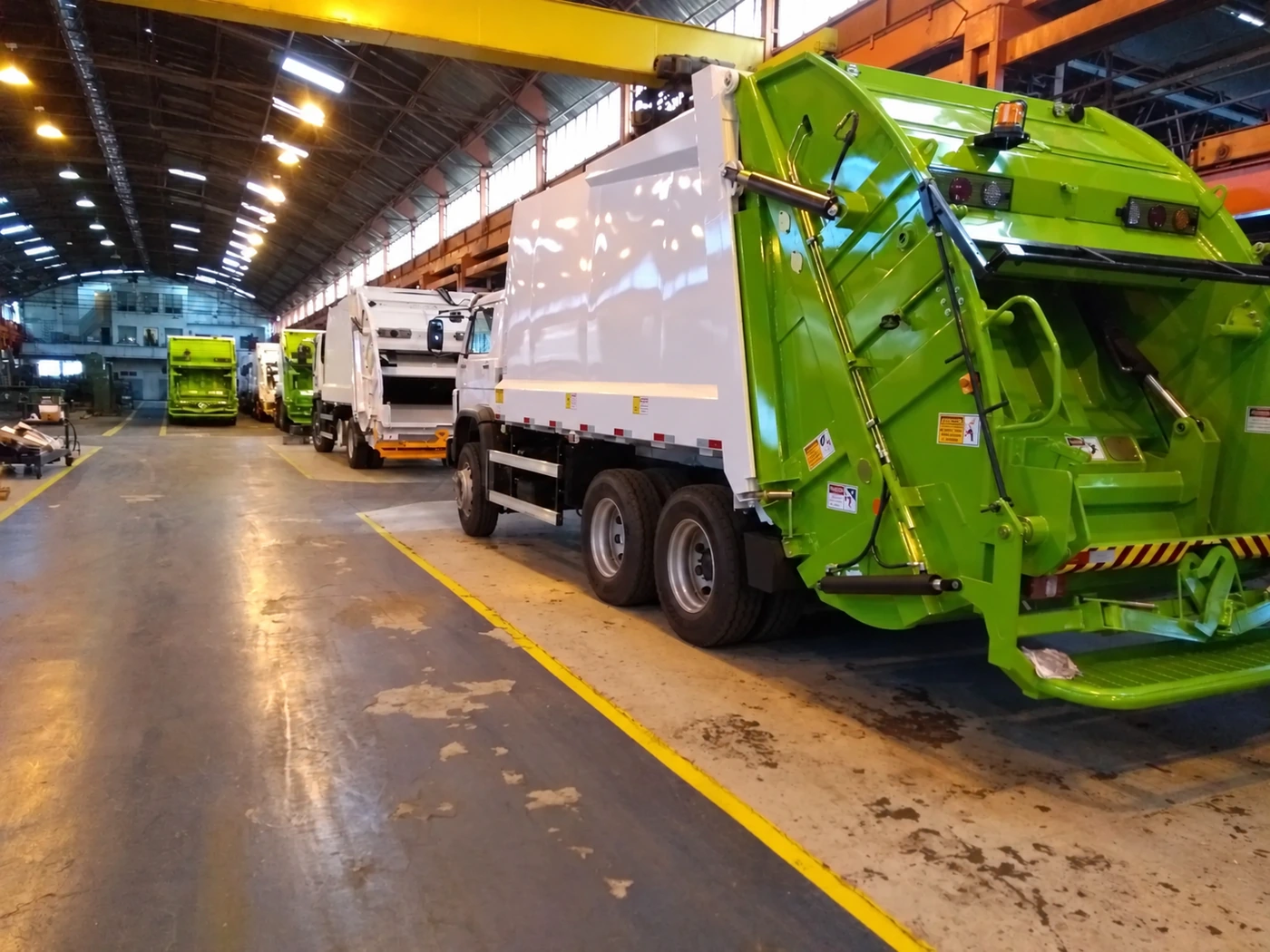 Caminhão coletor de lixo com caixa coletora em aço inoxidável