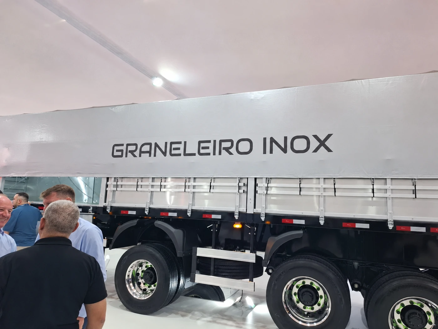 Lateral da carreta graneleira inox