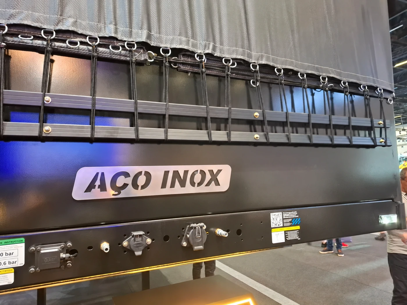 Detalhe da identificação “Aço Inox” na carreta graneleira